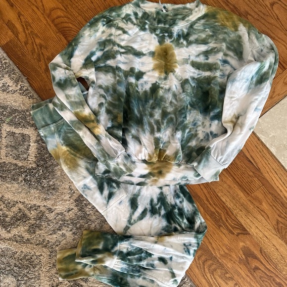 YFB Coraline Green Tie Dye Soft Knit Sweatshirt & Pants Sz Small - Picture 2 of 9
